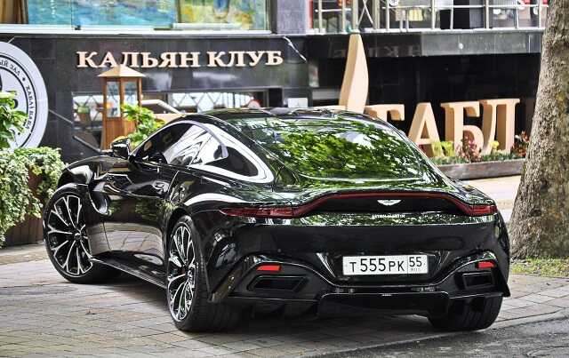 Досье на человека в Aston Martin